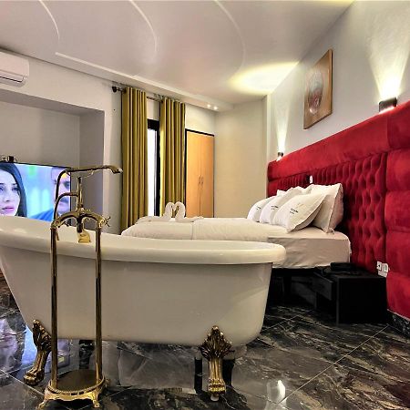 Hotel Vendome Дуала Екстериор снимка