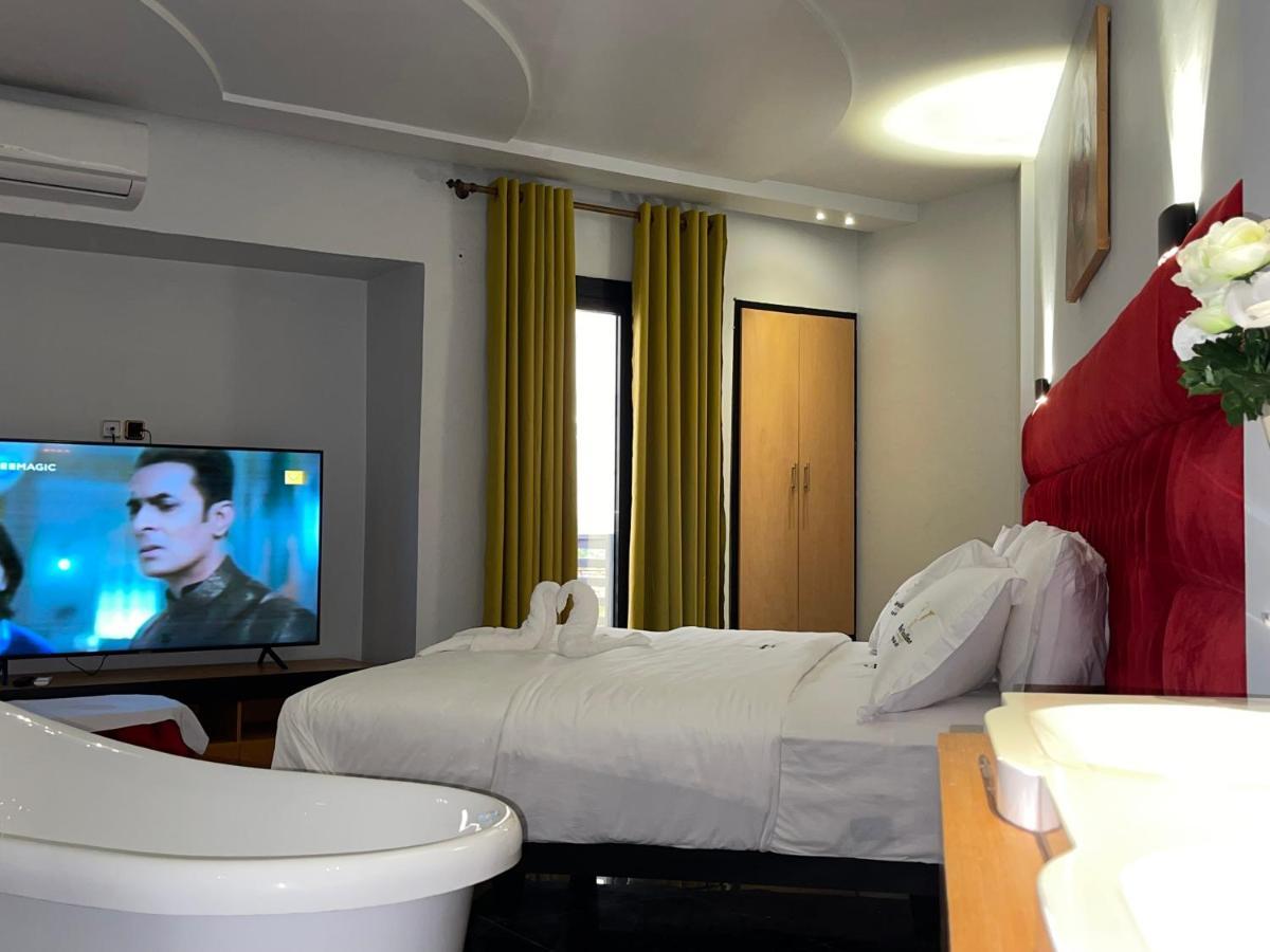 Hotel Vendome Дуала Екстериор снимка