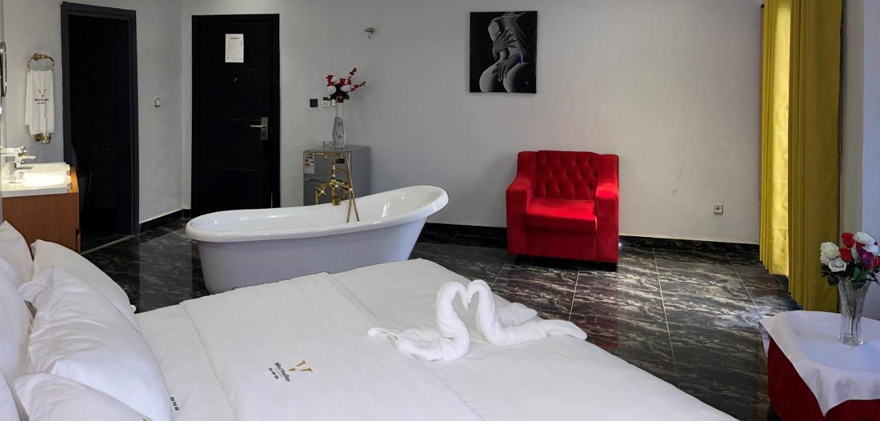 Hotel Vendome Дуала Екстериор снимка