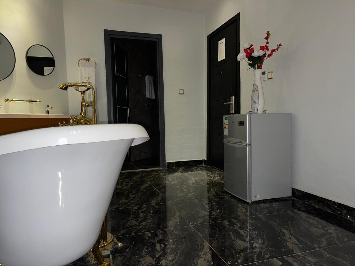 Hotel Vendome Дуала Екстериор снимка