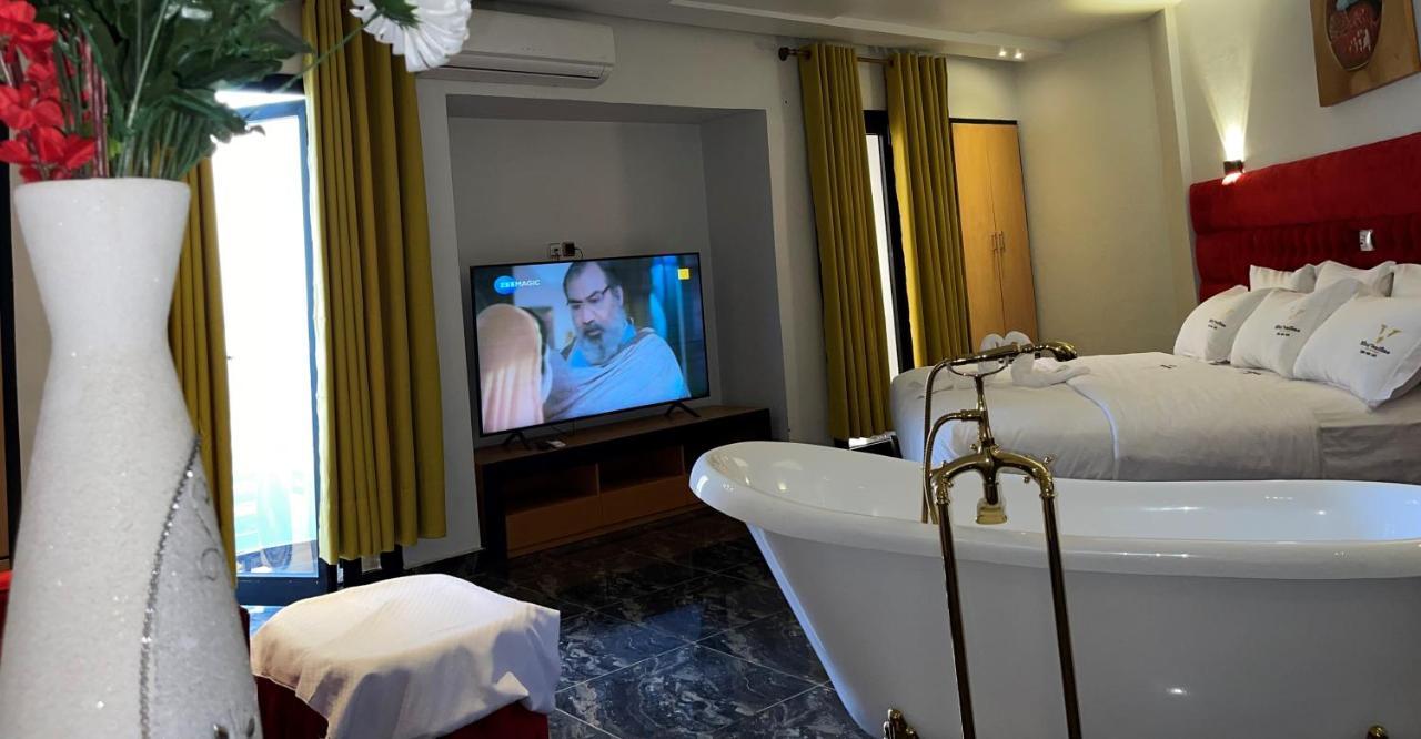 Hotel Vendome Дуала Екстериор снимка