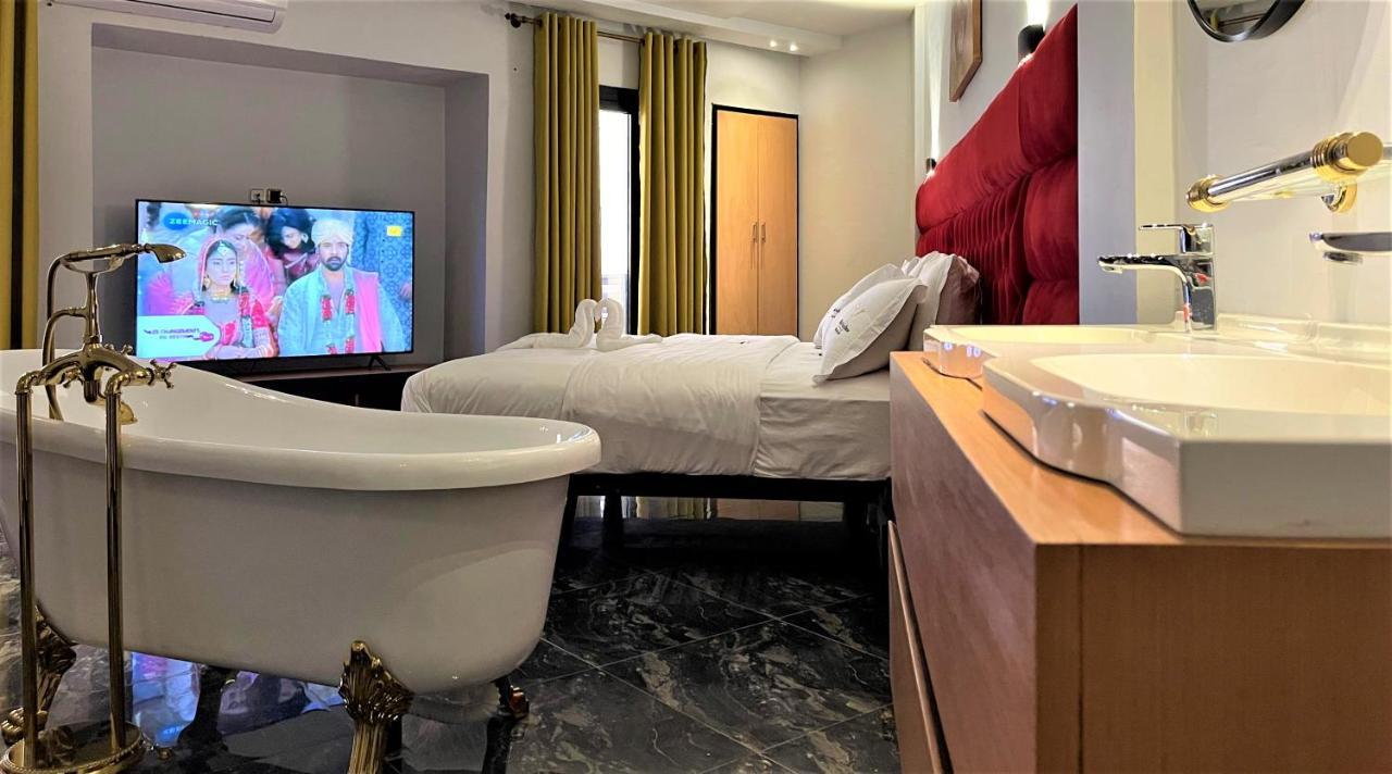 Hotel Vendome Дуала Екстериор снимка