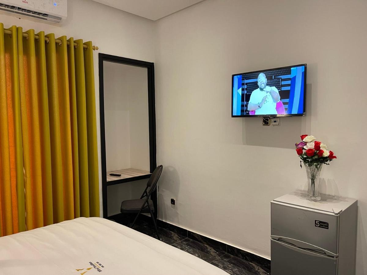 Hotel Vendome Дуала Екстериор снимка