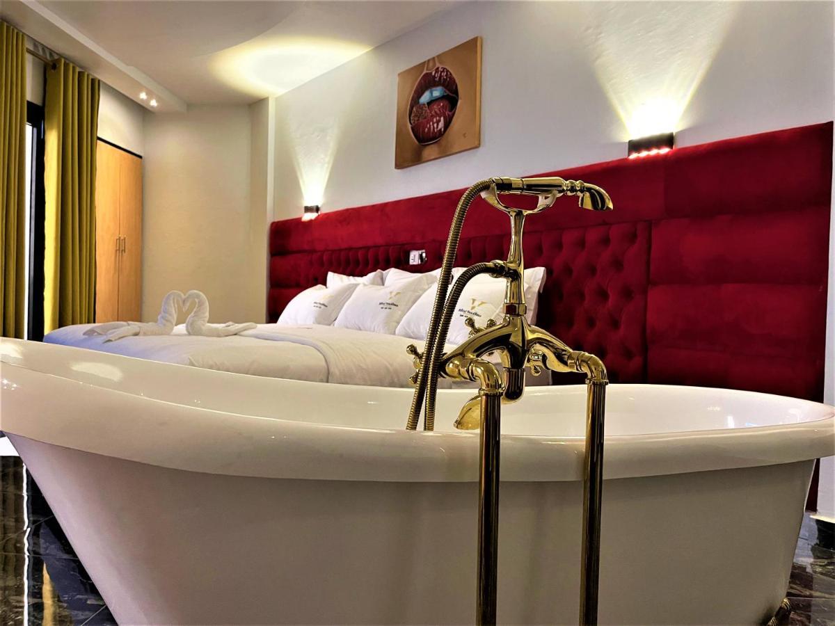 Hotel Vendome Дуала Екстериор снимка