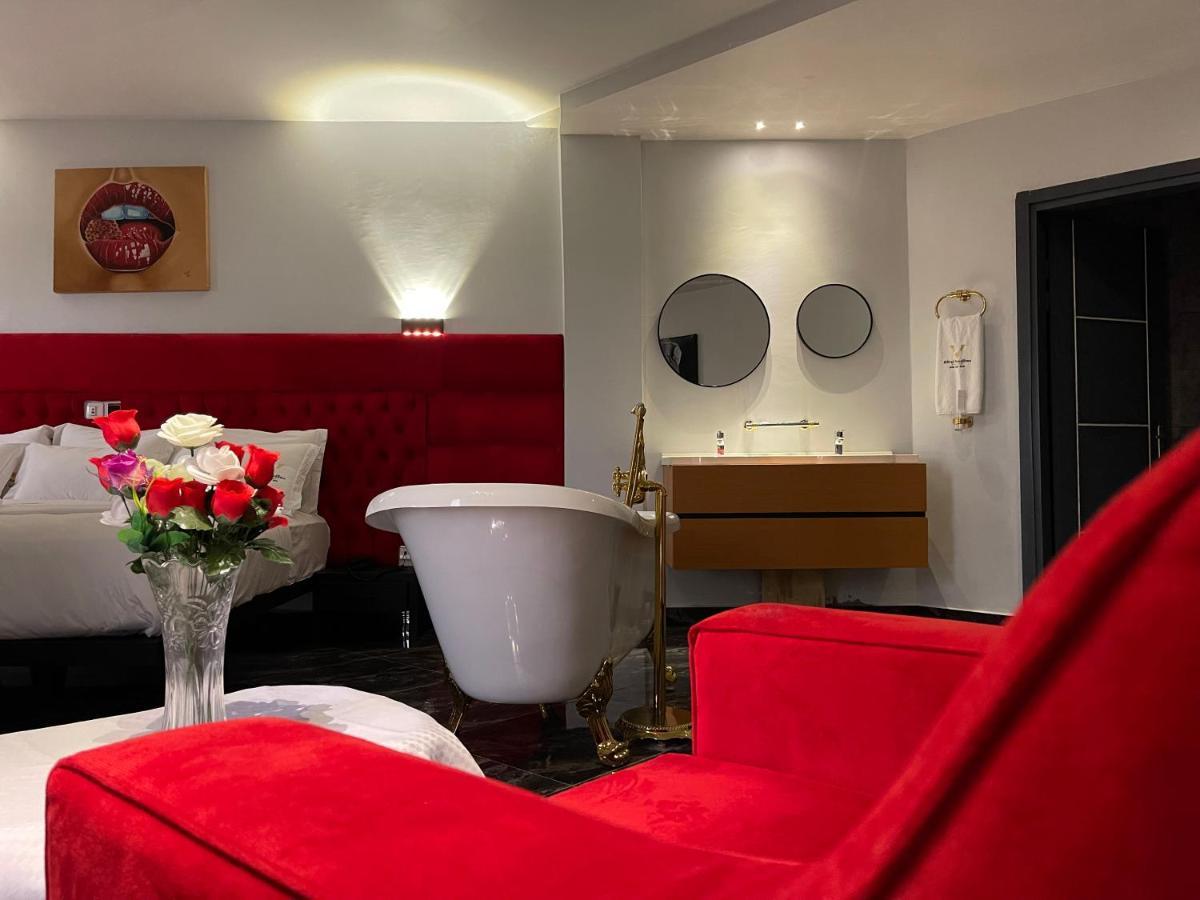 Hotel Vendome Дуала Екстериор снимка