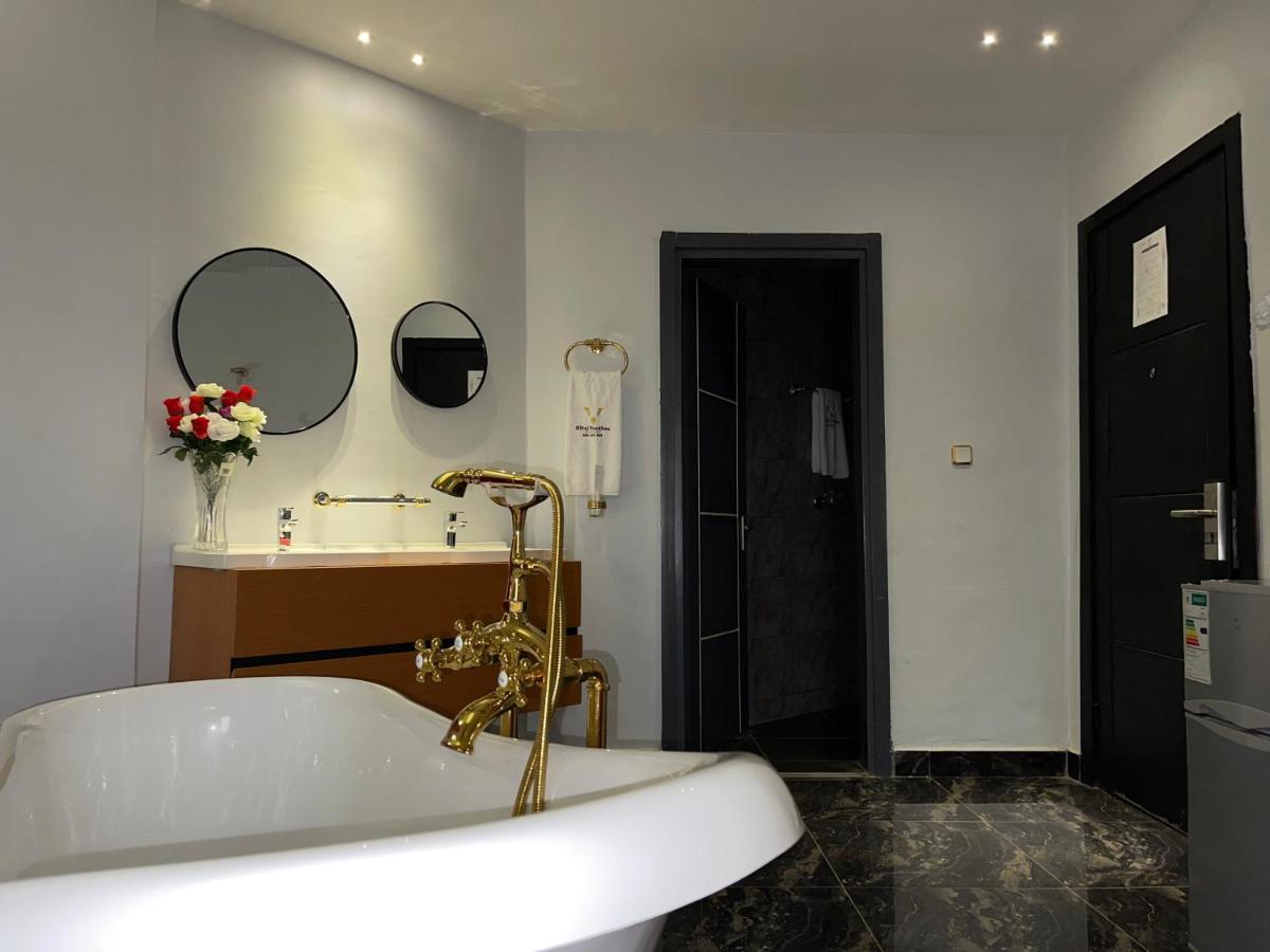 Hotel Vendome Дуала Екстериор снимка