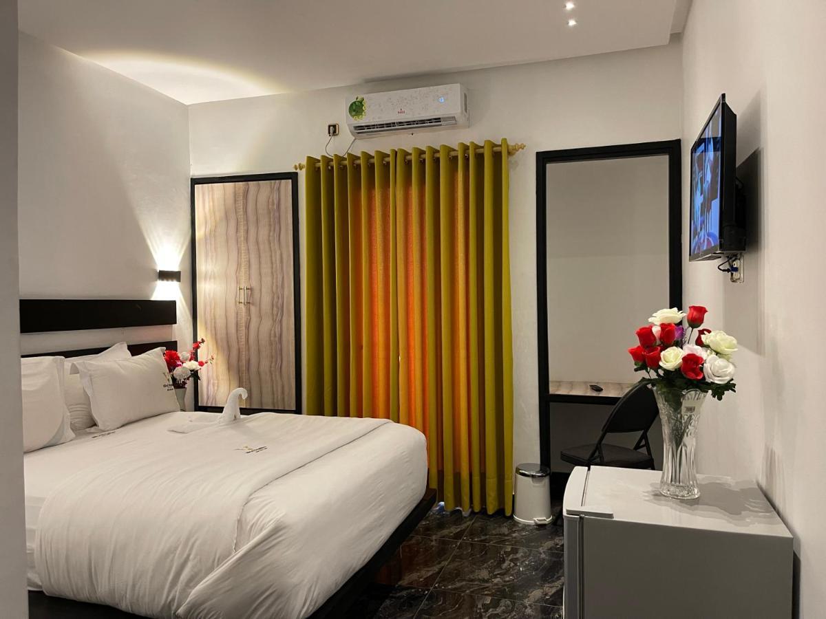 Hotel Vendome Дуала Екстериор снимка
