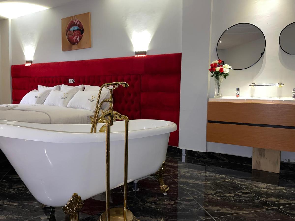 Hotel Vendome Дуала Екстериор снимка