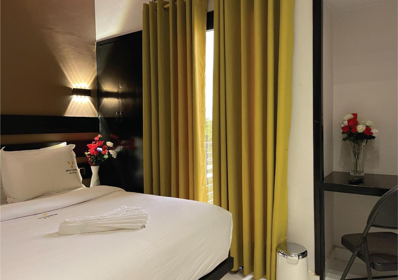 Hotel Vendome Дуала Екстериор снимка
