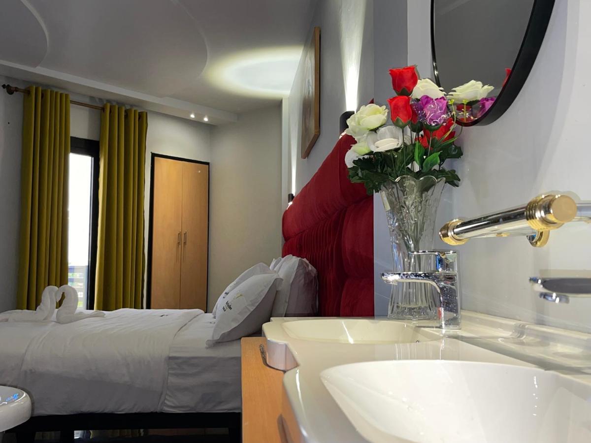 Hotel Vendome Дуала Екстериор снимка