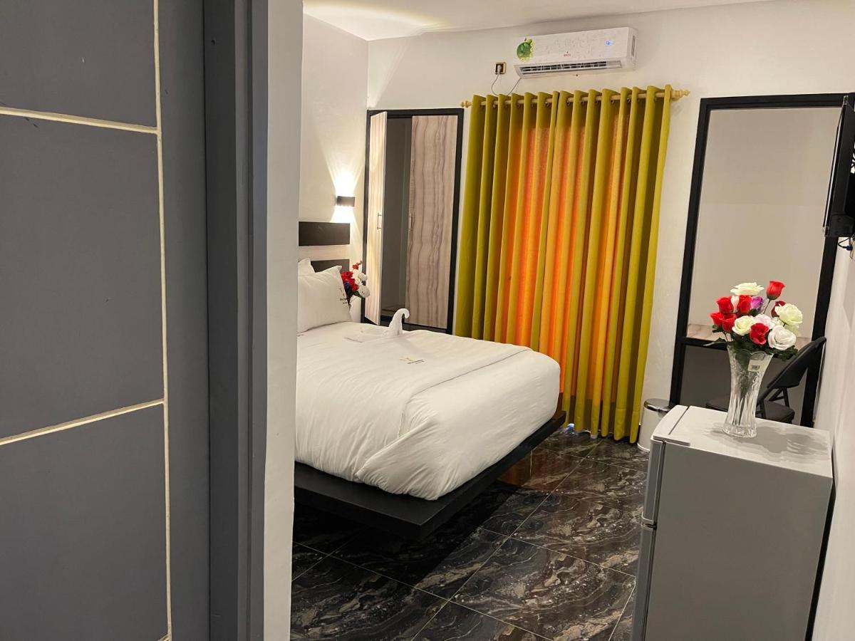 Hotel Vendome Дуала Екстериор снимка