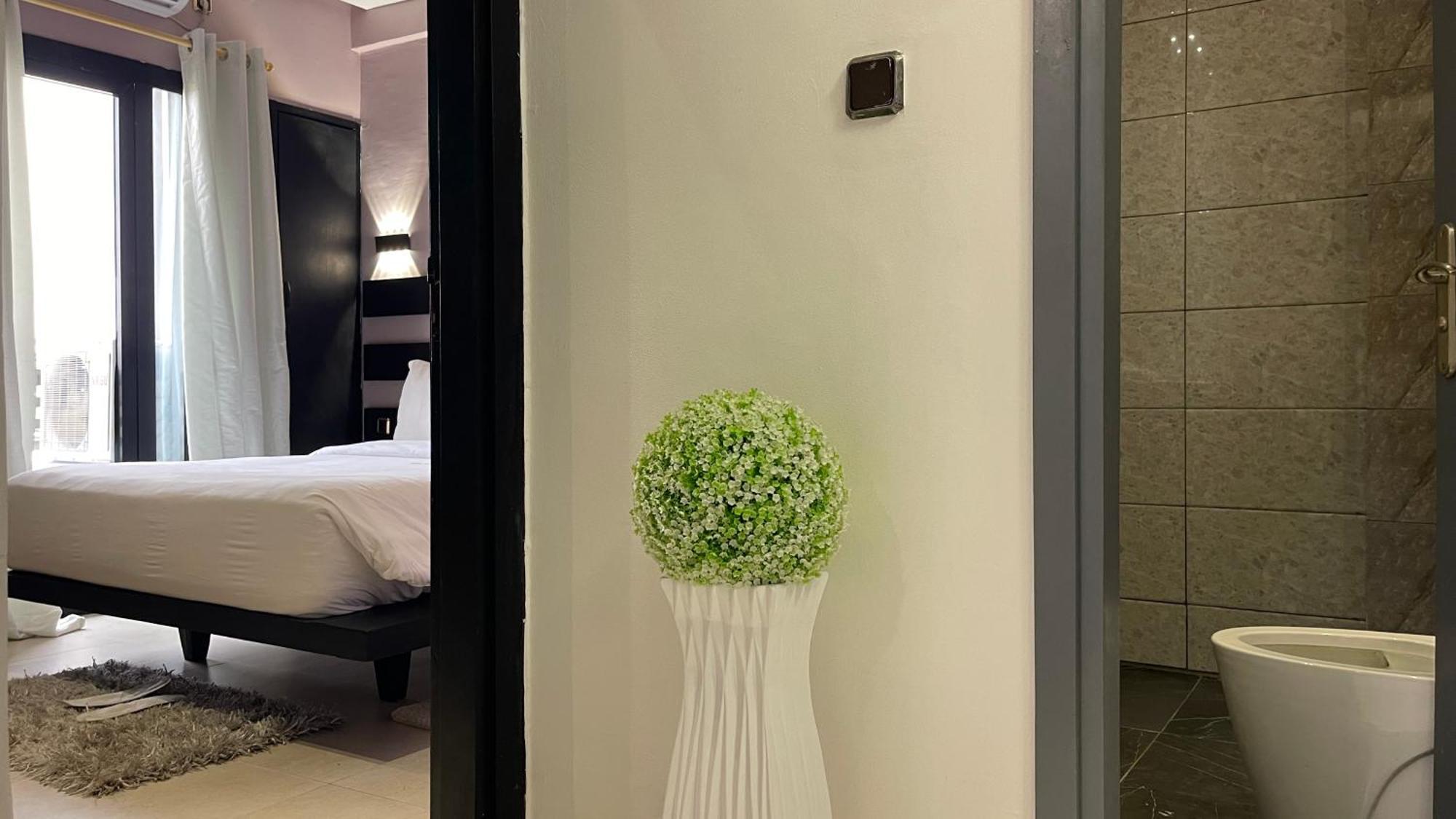 Hotel Vendome Дуала Екстериор снимка